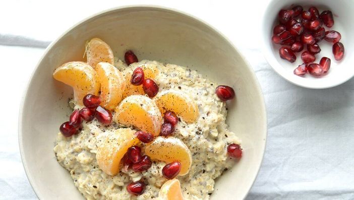 Hafer-Porridge mit Mandarine und Granatapfel