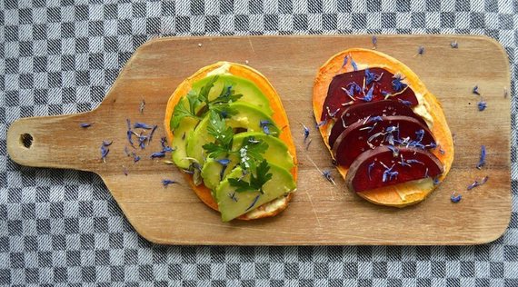 Süßkartoffelschnittchen mit Kichererbsenaufstrich