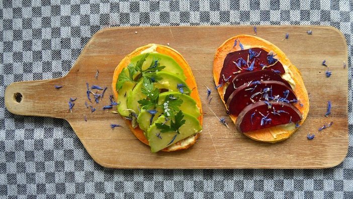 Süßkartoffelschnittchen mit Kichererbsenaufstrich