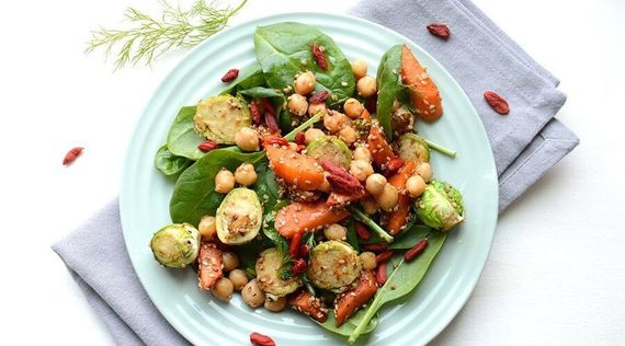 Rosenkohlsalat mit Spinat und Kichererbsen