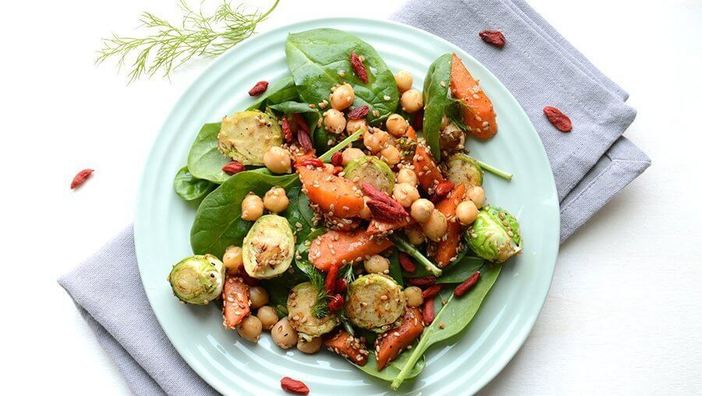 Rosenkohlsalat mit Spinat und Kichererbsen