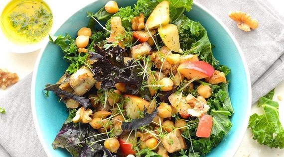 Grünkohl-Bowl mit Sellerie, Apfel und Kichererbsen