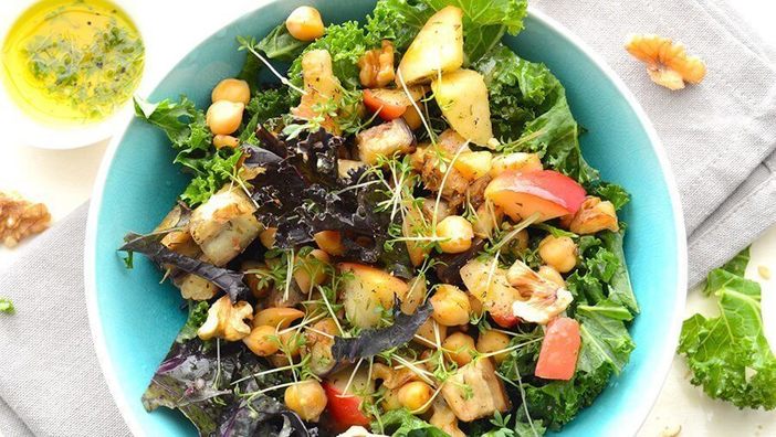 Grünkohl-Bowl mit Sellerie, Apfel und Kichererbsen