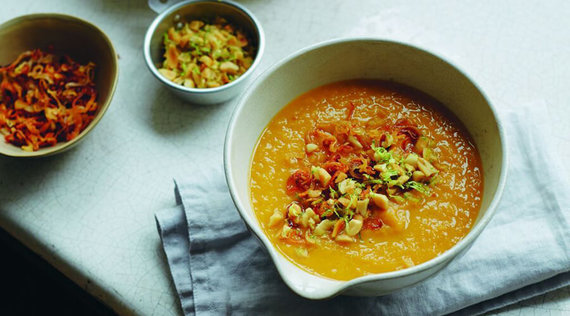 Süßkartoffelsuppe mit Limette und Erdnüssen