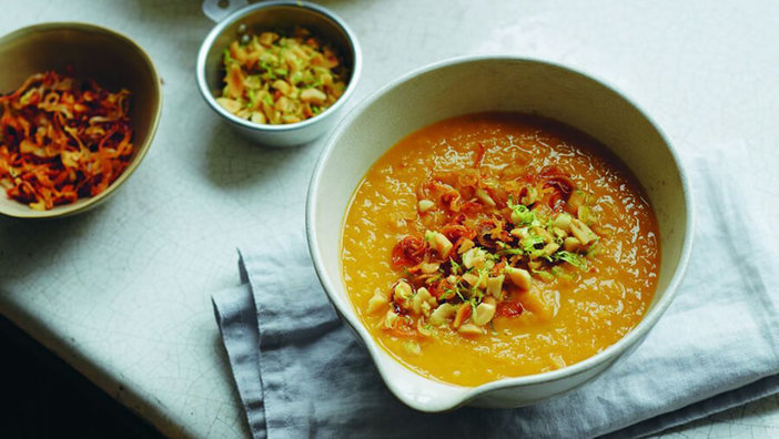 Süßkartoffelsuppe mit Limette und Erdnüssen