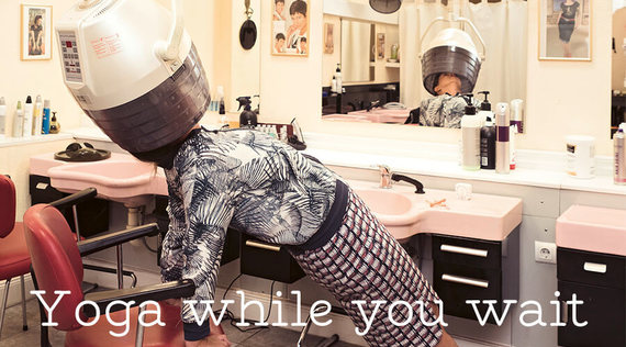 Yoga statt warten: 3 Asanas für die Bushaltestelle