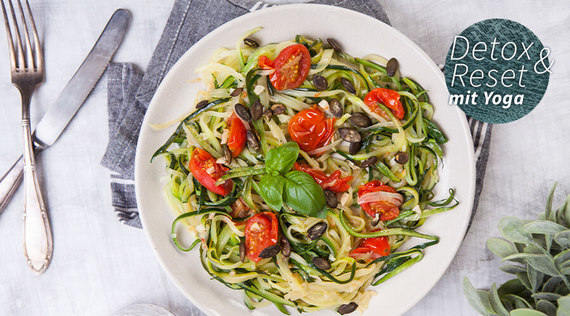 Zucchini-Nudeln mit Kürbiskernöl