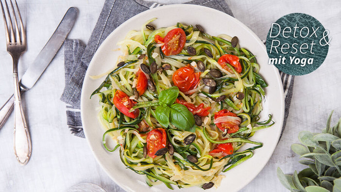 Zucchini-Nudeln mit Kürbiskernöl