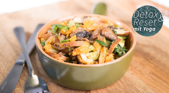 Lunchbowl mit Gemüse und Räuchertofu