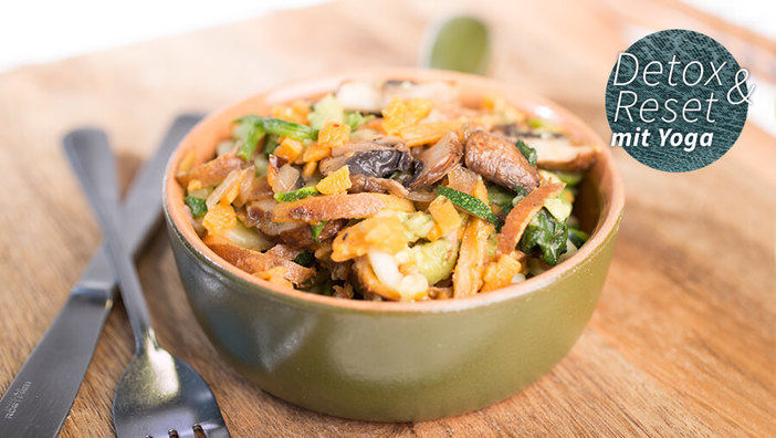 Lunchbowl mit Gemüse und Räuchertofu
