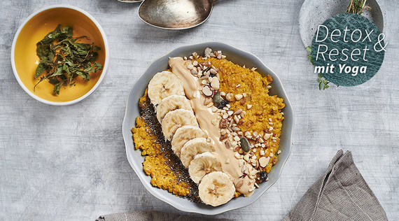 Kurkuma Porridge mit Nuss-Topping