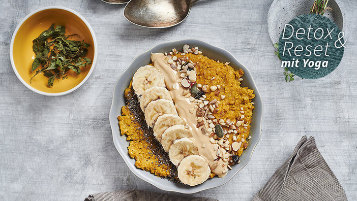 Kurkuma Porridge mit Nuss-Topping