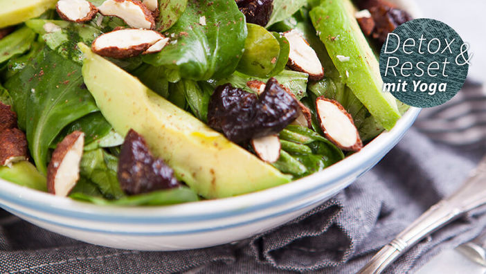 Salat mit Avocado und Mandeln