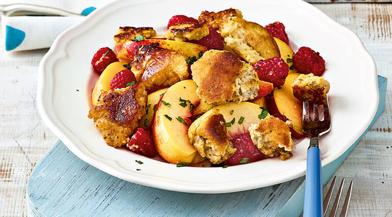 Kaiserschmarrn mit Nektarinen-Himbeer Salat