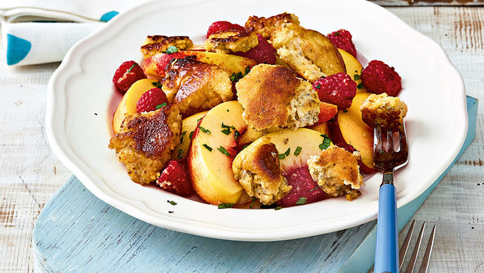 Kaiserschmarrn mit Nektarinen-Himbeer Salat