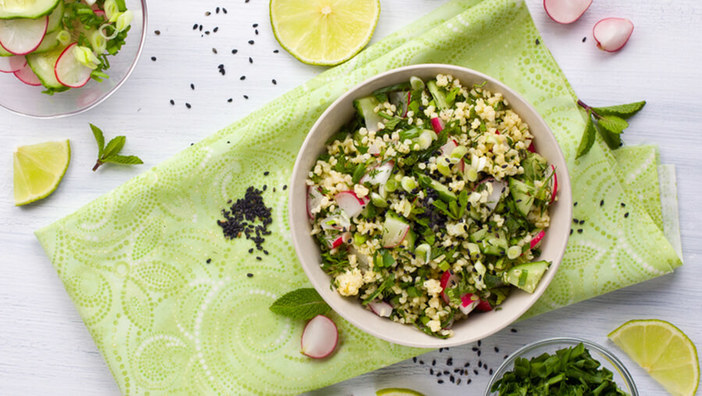 Bulgursalat mit Gurke, Radieschen und Bärlauch