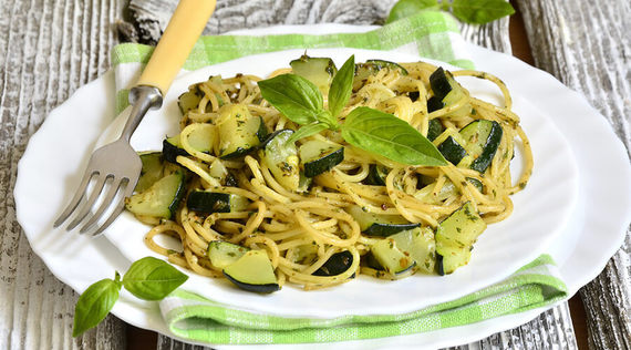 Pasta mit gebratenen Zucchini und Artischocken