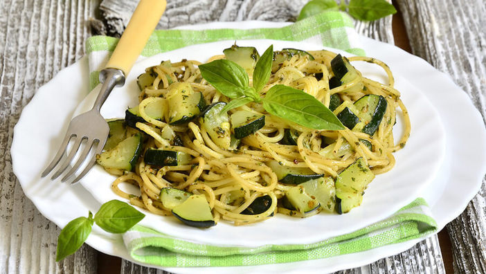 Pasta mit gebratenen Zucchini und Artischocken