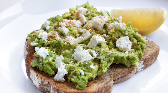 Dinkelbrot mit Avocado-Käseaufstrich