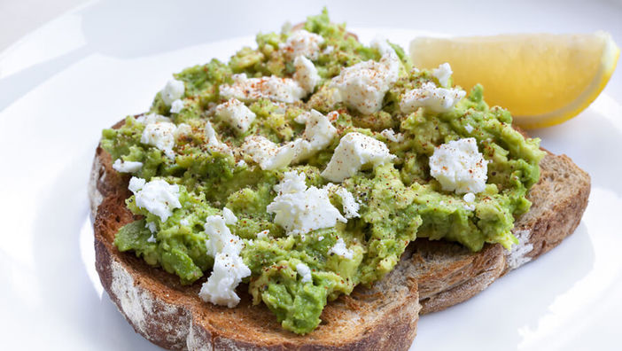 Dinkelbrot mit Avocado-Käseaufstrich