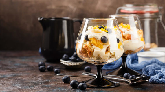 Müsli mit zweierlei Beeren und Orangenjoghurt