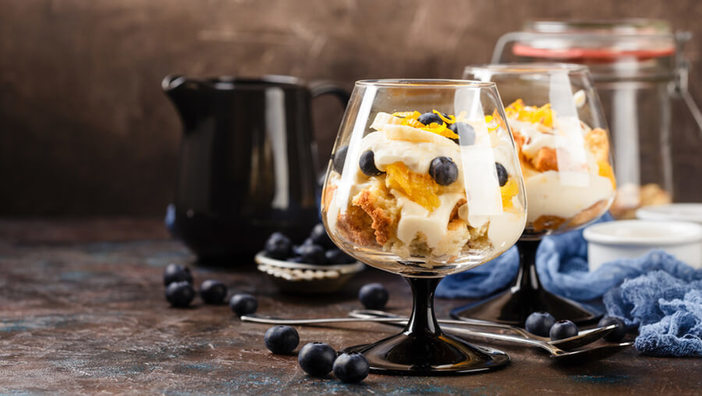 Müsli mit zweierlei Beeren und Orangenjoghurt