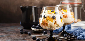 Müsli mit zweierlei Beeren und Orangenjoghurt