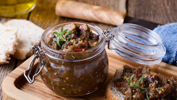 Vollkornbrötchen mit Auberginenpüree