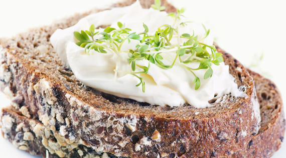 Vollkornbrot mit Gemüse und Würzquark