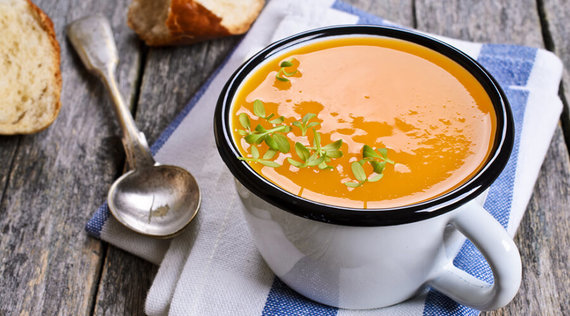 Kürbis-Kokos-Suppe mit Tofu und Hanfsamen