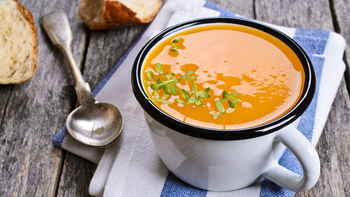 Kürbis-Kokos-Suppe mit Tofu und Hanfsamen