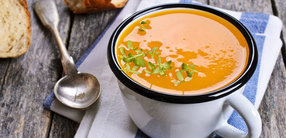Kürbis-Kokos-Suppe mit Tofu und Hanfsamen