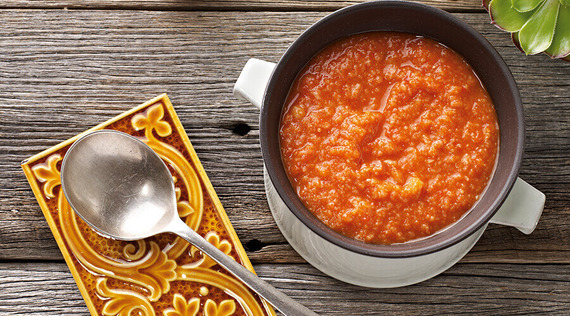 Paprikasuppe mit finnischem Brot