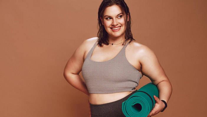 frau uebergewicht yoga gluecklich