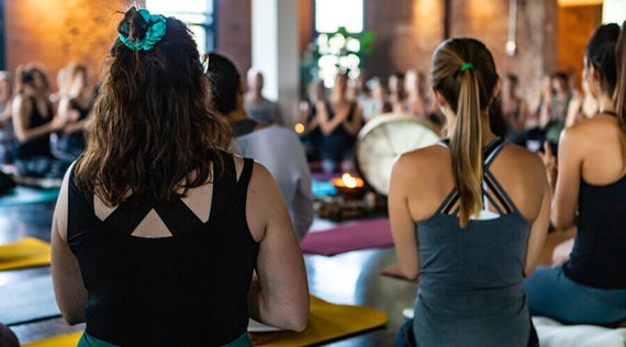 Alles über Satsang: Die Yoga-Party