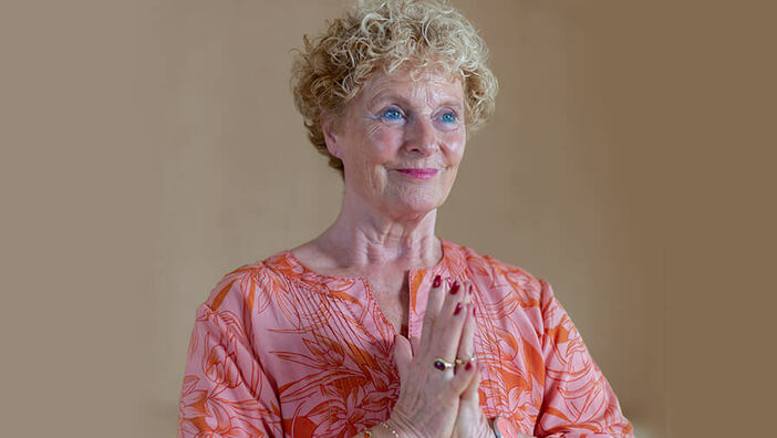 Buchrezension Yoga der Energie – Anna Trökes | YogaEasy