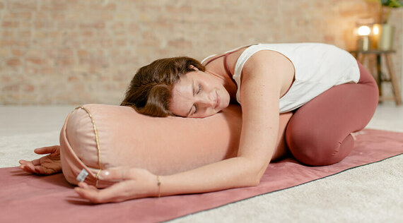 Regeneratives Yoga: Die 5 erholsamsten Übungen