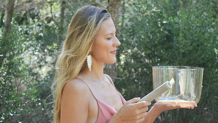 Lisa Schuster – Sound Healing bei YogaEasy