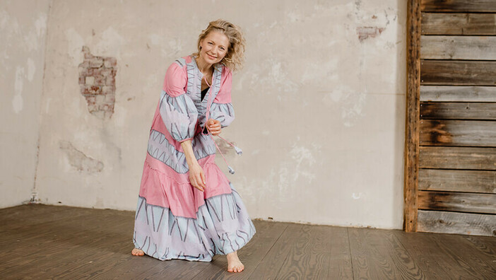 Anthentische Yogini beim Tanzen