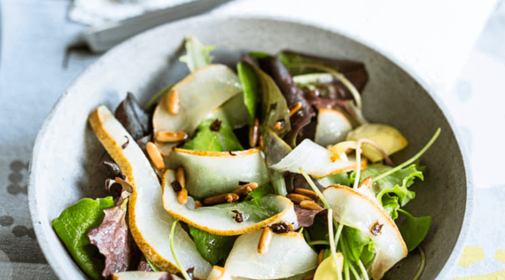 Wildkräutersalat mit gebratener Birne