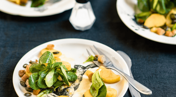 Zweierlei Salat mit Croutons und Kürbiskernen