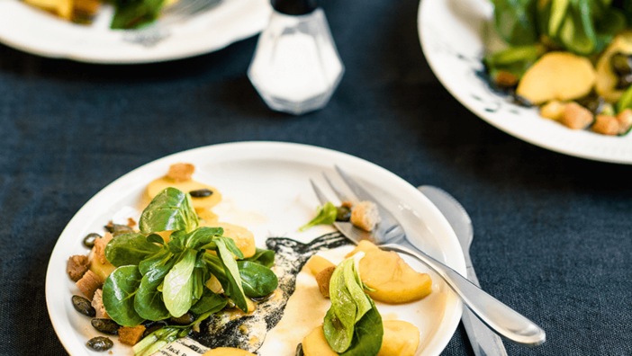 Zweierlei Salat mit Croutons und Kürbiskernen
