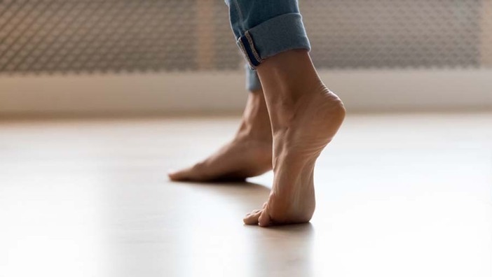 Füße gehen kleine Schritte