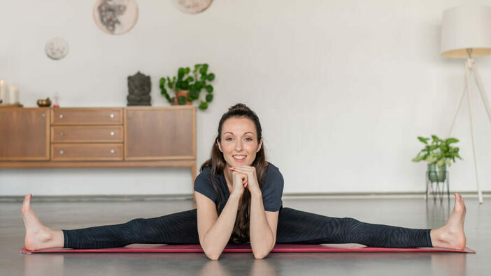 Isabel-yogaeasy-damngood-344-yogaeasy-header