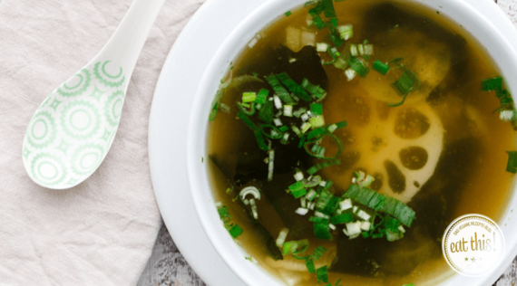 Misosuppe mit Rettich, Wakame und Lotuswurzel