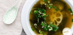 Misosuppe mit Rettich, Wakame und Lotuswurzel