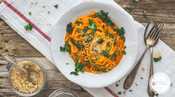 Vegane Tagliatelle mit Paprikasauce