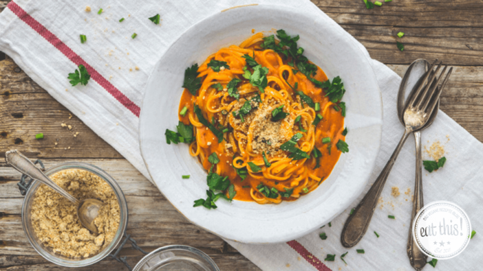 Vegane Tagliatelle mit Paprikasauce