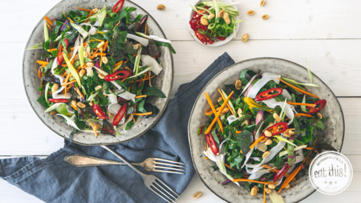 Rezept: Veganer Pad Thai Salat mit Mangold