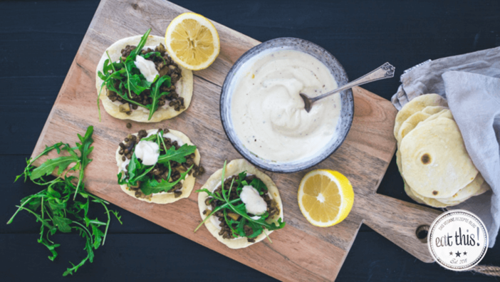Vegane Linsen Tacos mit Tahin Joghurt Dip und Rucola